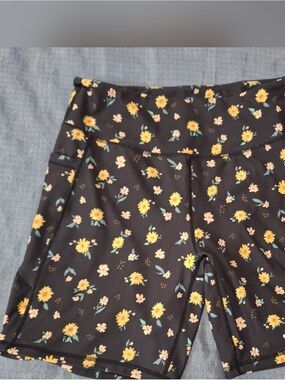 Floral Black Athletic Bike Shorts with Sunflower Print In Good State 1X